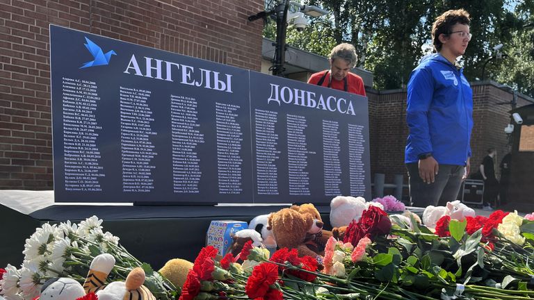 Цветы и игрушки у стенда с именами детей, погибших из-за обстрелов Донбасса Вооруженными силами Украины, у посольства США в Москве Цветы и игрушки у стенда с именами детей, погибших из-за обстрелов Донбасса Вооруженными силами Украины, у посольства США в Москве