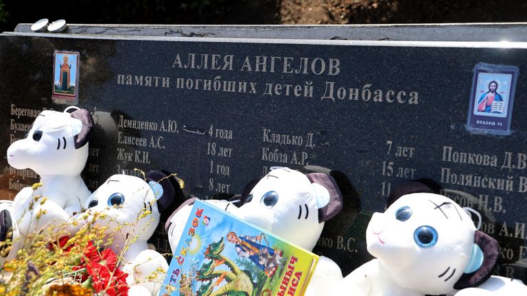 Цветы и мягкие игрушки у мемориала в память о детях, погибших из-за обстрелов Донбасса Вооруженными силами Украины, на Аллее ангелов в парке Ленинского Комсомола в Донецке Цветы и мягкие игрушки у мемориала в память о детях, погибших из-за обстрелов Донбасса Вооруженными силами Украины, на Аллее ангелов в парке Ленинского Комсомола в Донецке
