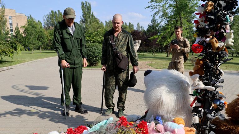Люди у мемориала в память о детях, погибших из-за обстрелов Донбасса вооруженными силами Украины, на Аллее ангелов в парке Ленинского Комсомола в Донецке Люди у мемориала в память о детях, погибших из-за обстрелов Донбасса вооруженными силами Украины, на Аллее ангелов в парке Ленинского Комсомола в Донецке