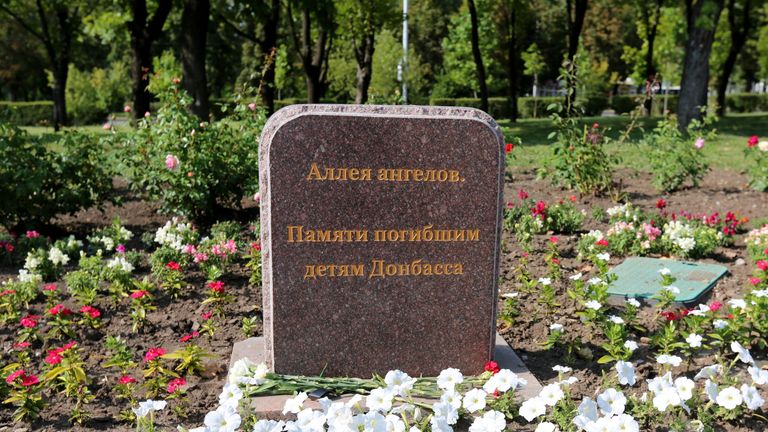 Цветы у мемориала в память о детях, погибших из-за обстрелов Донбасса вооруженными силами Украины, на Аллее ангелов в парке Ленинского Комсомола в Донецке Цветы у мемориала в память о детях, погибших из-за обстрелов Донбасса вооруженными силами Украины, на Аллее ангелов в парке Ленинского Комсомола в Донецке