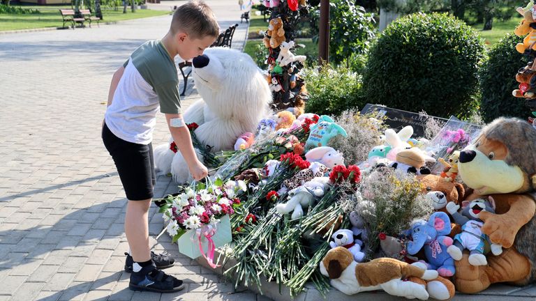 Мальчик возлагает цветы к мемориалу в память о детях, погибших из-за обстрелов Донбасса вооруженными силами Украины, на Аллее ангелов в парке Ленинского Комсомола в Донецке Мальчик возлагает цветы к мемориалу в память о детях, погибших из-за обстрелов Донбасса вооруженными силами Украины, на Аллее ангелов в парке Ленинского Комсомола в Донецке
