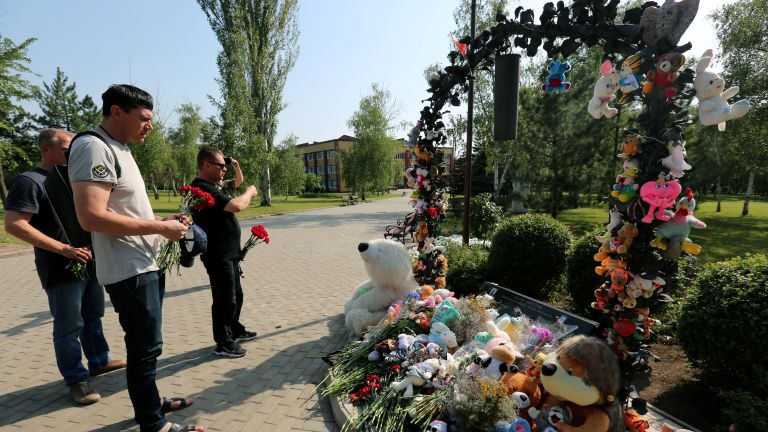 Люди несут цветы к мемориалу в память о детях, погибших из-за обстрелов Донбасса вооруженными силами Украины, на Аллее ангелов в парке Ленинского Комсомола в Донецке Люди несут цветы к мемориалу в память о детях, погибших из-за обстрелов Донбасса вооруженными силами Украины, на Аллее ангелов в парке Ленинского Комсомола в Донецке