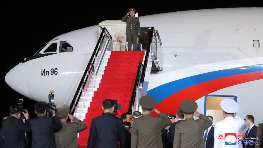 Министр обороны РФ Сергей Шойгу в аэропорту Сунан, КНДР. 28 июля 2023 Министр обороны РФ Сергей Шойгу в аэропорту Сунан, КНДР. 28 июля 2023 - РИА Новости, 1920, 28.07.2023