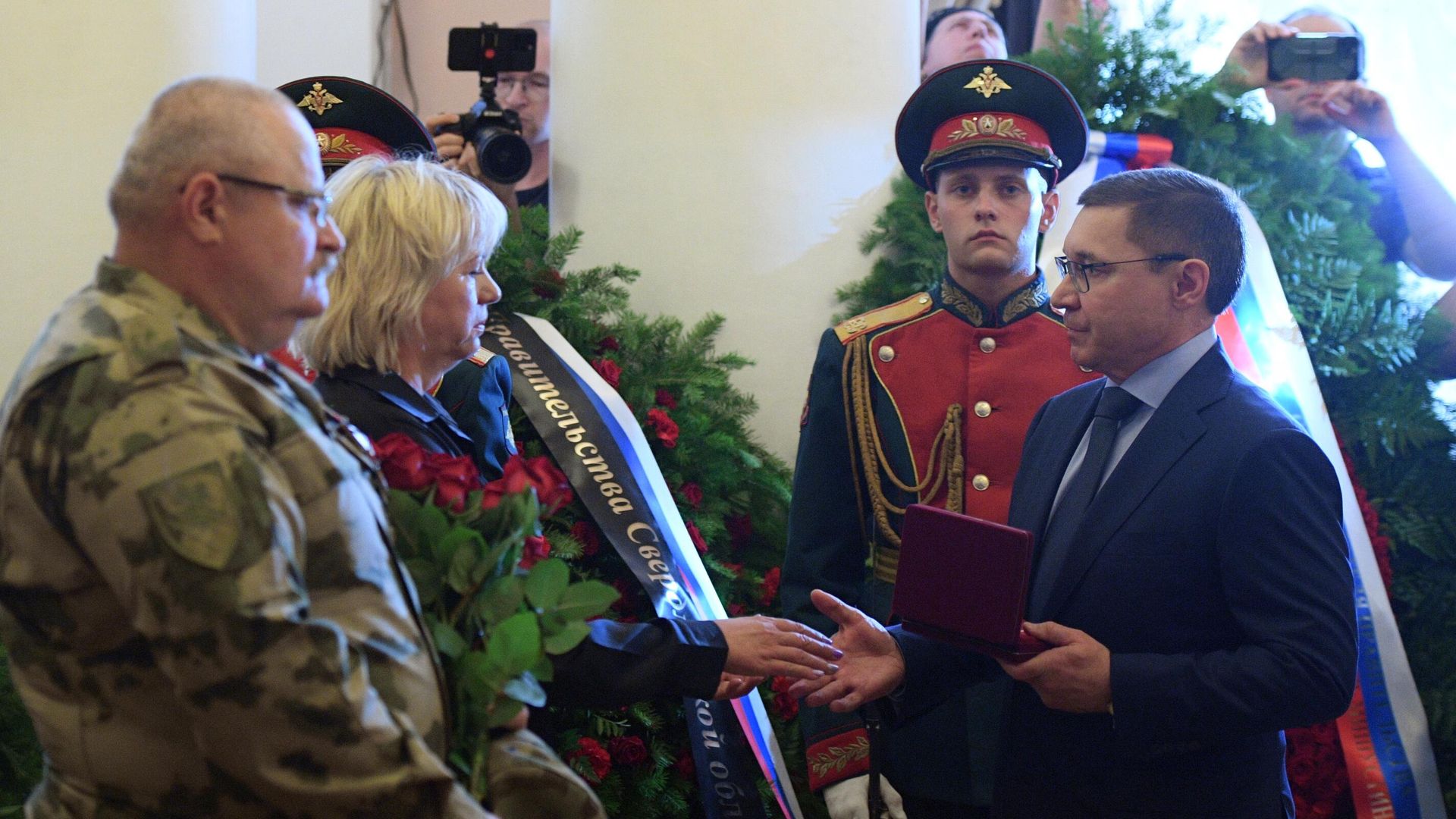 Полномочный представитель президента РФ в Уральском федеральном округе Владимир Якушев вручает награду на церемонии прощания с погибшим в зоне СВО военным корреспондентом РИА Новости Ростиславом Журавлевым Полномочный представитель президента РФ в Уральском федеральном округе Владимир Якушев вручает награду на церемонии прощания с погибшим в зоне СВО военным корреспондентом РИА Новости Ростиславом Журавлевым - РИА Новости, 1920, 28.07.2023