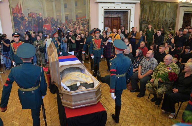 Церемония прощания с погибшим в зоне СВО военным корреспондентом РИА Новости Ростиславом Журавлевым в Доме офицеров в Екатеринбурге