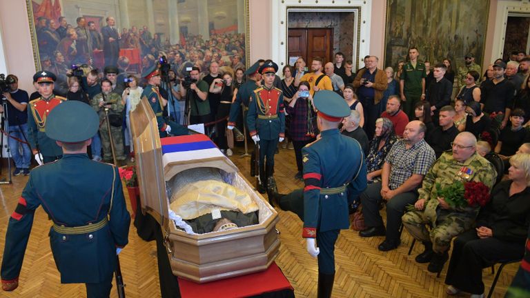 Церемония прощания с погибшим в зоне СВО военным корреспондентом РИА Новости Ростиславом Журавлевым в Доме офицеров в Екатеринбурге Церемония прощания с погибшим в зоне СВО военным корреспондентом РИА Новости Ростиславом Журавлевым в Доме офицеров в Екатеринбурге