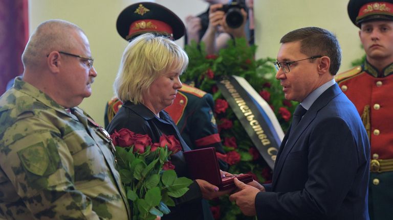 Полномочный представитель президента РФ в Уральском федеральном округе Владимир Якушев вручает матери Людмиле орден Мужества на церемонии прощания с погибшим в зоне СВО военным корреспондентом РИА Новости Ростиславом Журавлевым в Доме офицеров в Екатеринбурге Полномочный представитель президента РФ в Уральском федеральном округе Владимир Якушев вручает матери Людмиле орден Мужества на церемонии прощания с погибшим в зоне СВО военным корреспондентом РИА Новости Ростиславом Журавлевым в Доме офицеров в Екатеринбурге