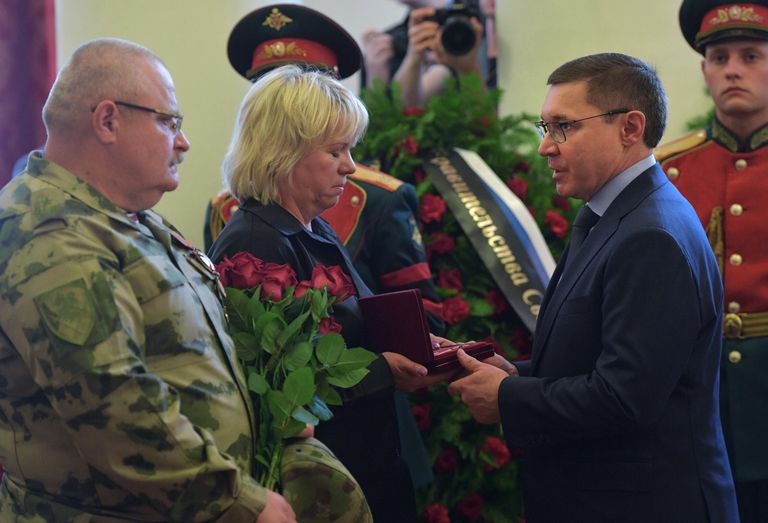 Полномочный представитель президента РФ в Уральском федеральном округе Владимир Якушев вручает матери Людмиле орден Мужества на церемонии прощания с погибшим в зоне СВО военным корреспондентом РИА Новости Ростиславом Журавлевым в Доме офицеров в Екатеринбурге
