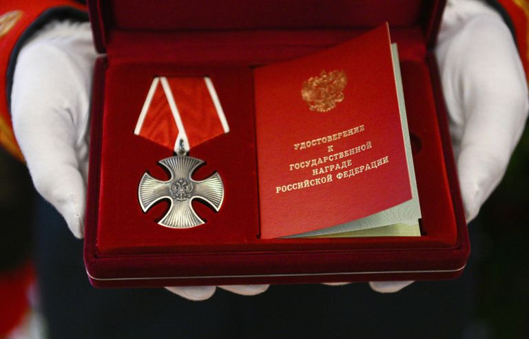 Орден Мужества, которым награжден посмертно военный корреспондент РИА Новости Ростислав Журавлев, погибший в зоне СВО