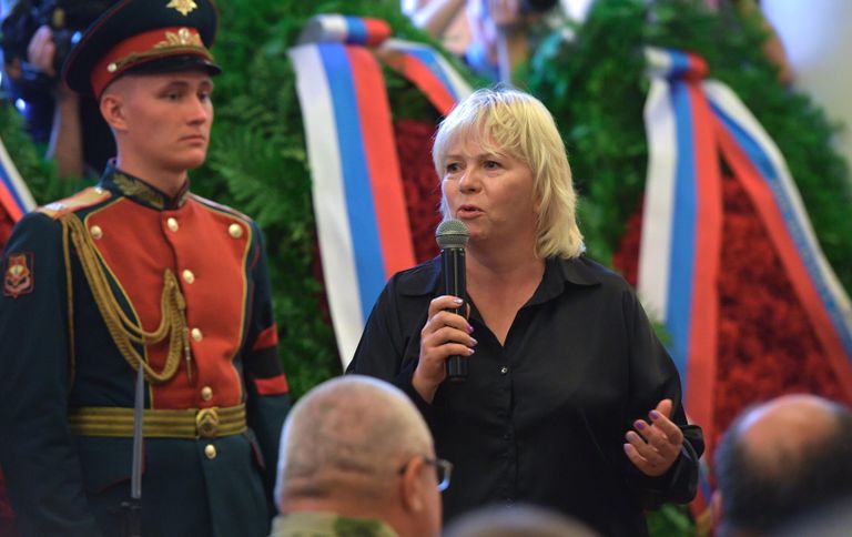 Мать Людмила Журавлева на церемонии прощания с погибшим в зоне СВО военным корреспондентом РИА Новости Ростиславом Журавлевым в Доме офицеров в Екатеринбурге