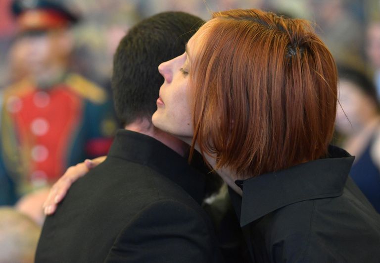 Супруга Ростислава Журавлева принимает соболезнования на церемонии прощания с погибшим в зоне СВО военным корреспондентом РИА Новости Ростиславом Журавлевым в Доме офицеров в Екатеринбурге
