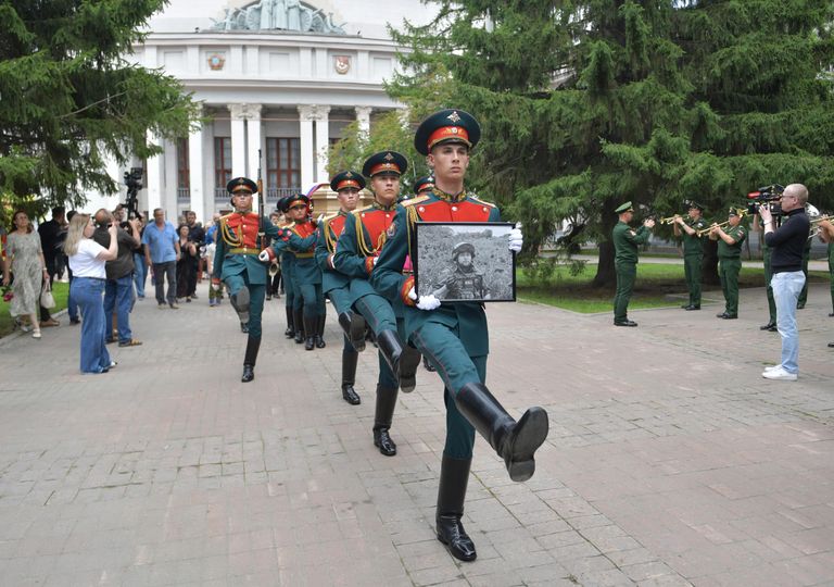 Вынос гроба с телом погибшего в зоне СВО военного корреспондента РИА Новости Ростислава Журавлева после церемонии прощания в Доме офицеров в Екатеринбурге
