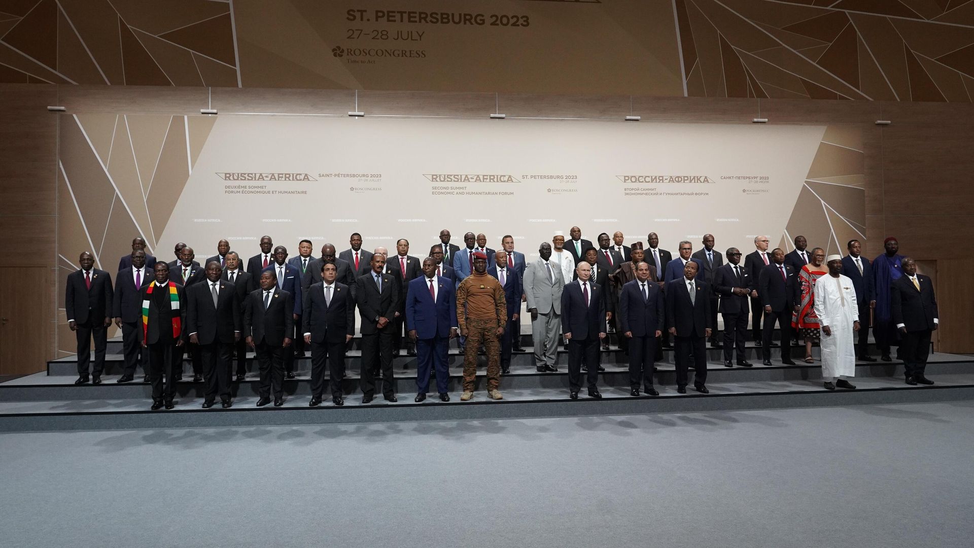 Владимир Путин во время совместного фотографирования с главами делегаций - участниками II Саммита Россия - Африка Владимир Путин во время совместного фотографирования с главами делегаций - участниками II Саммита Россия - Африка - РИА Новости, 1920, 29.07.2023