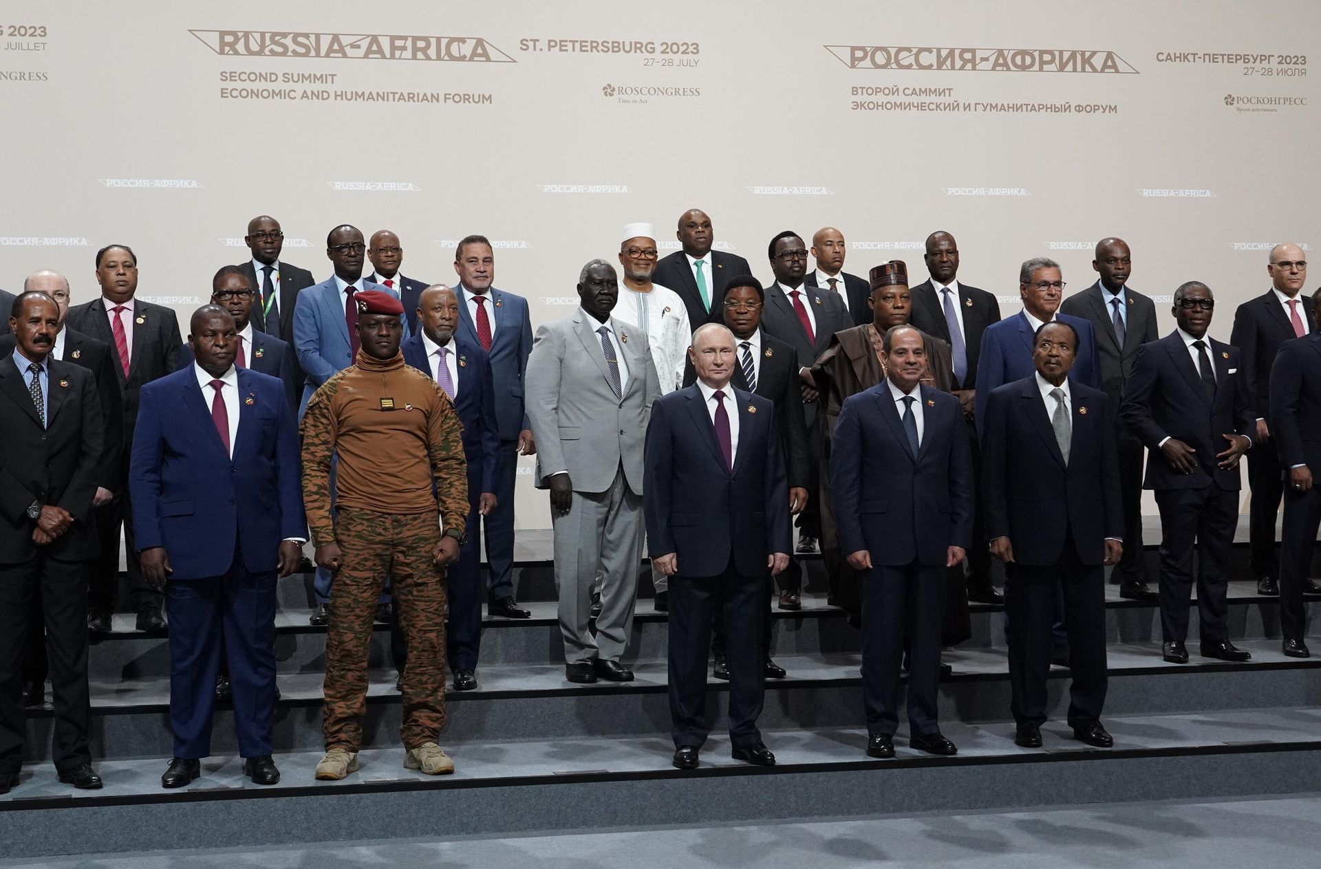 Президент РФ Владимир Путин во время совместного фотографирования с главами делегаций - участниками II Саммита Россия - Африка в Санкт-Петербурге Президент РФ Владимир Путин во время совместного фотографирования с главами делегаций - участниками II Саммита Россия - Африка в Санкт-Петербурге - РИА Новости, 1920, 28.07.2023