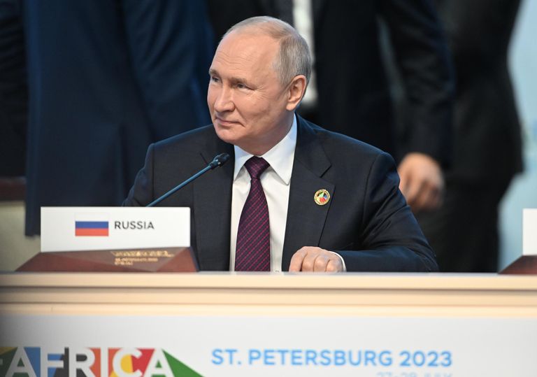 Президент РФ Владимир Путин на пленарном заседании II Саммита Россия - Африка в Санкт-Петербурге Президент РФ Владимир Путин на пленарном заседании II Саммита Россия - Африка в Санкт-Петербурге
