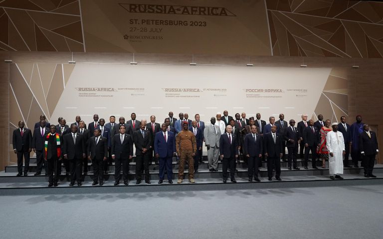 Президент РФ Владимир Путин во время совместного фотографирования с главами делегаций - участниками II Саммита Россия - Африка в Санкт-Петербурге Президент РФ Владимир Путин во время совместного фотографирования с главами делегаций - участниками II Саммита Россия - Африка в Санкт-Петербурге