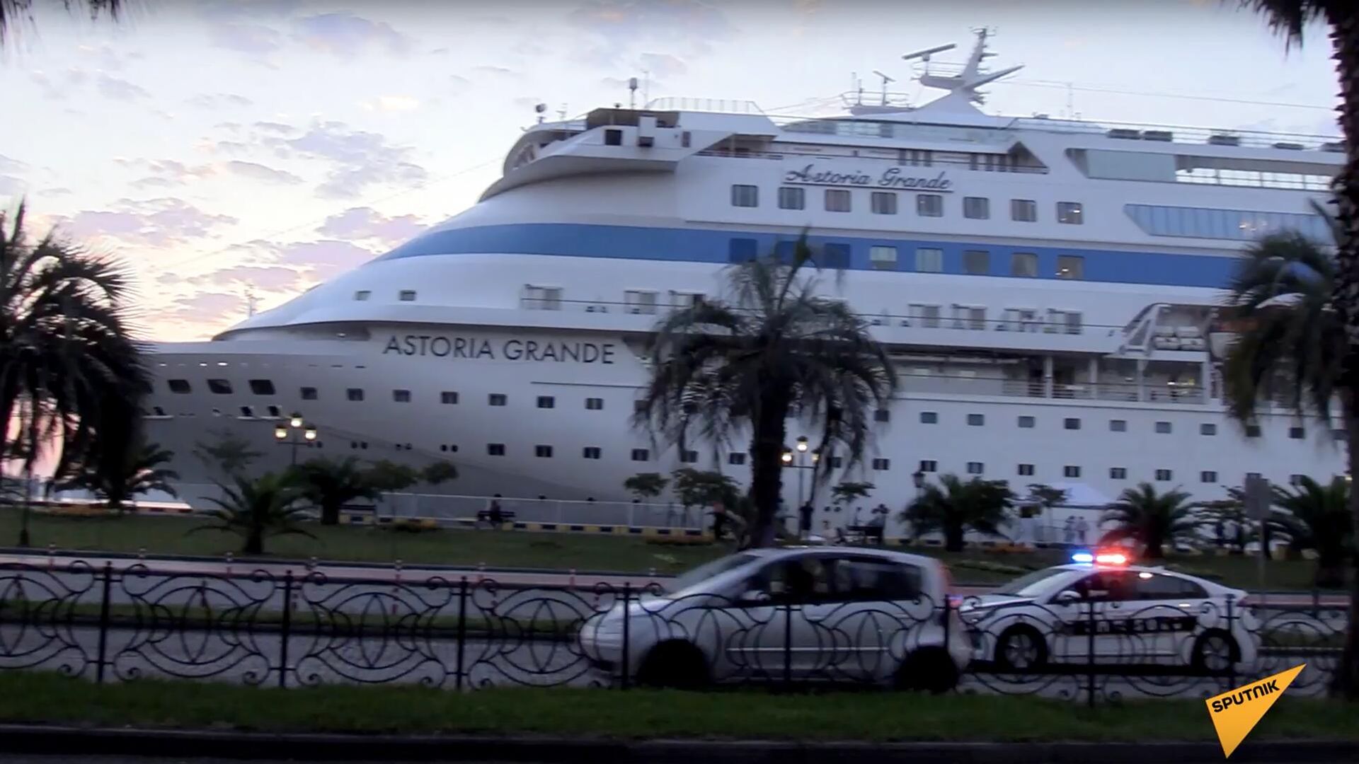 Круизный лайнер Astoria Grande в порту Батуми Круизный лайнер Astoria Grande в порту Батуми - РИА Новости, 1920, 27.07.2023