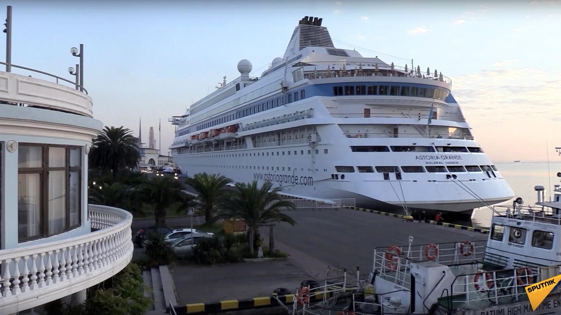 Круизный лайнер Astoria Grande в порту Батуми Круизный лайнер Astoria Grande в порту Батуми - РИА Новости, 1920, 31.07.2023