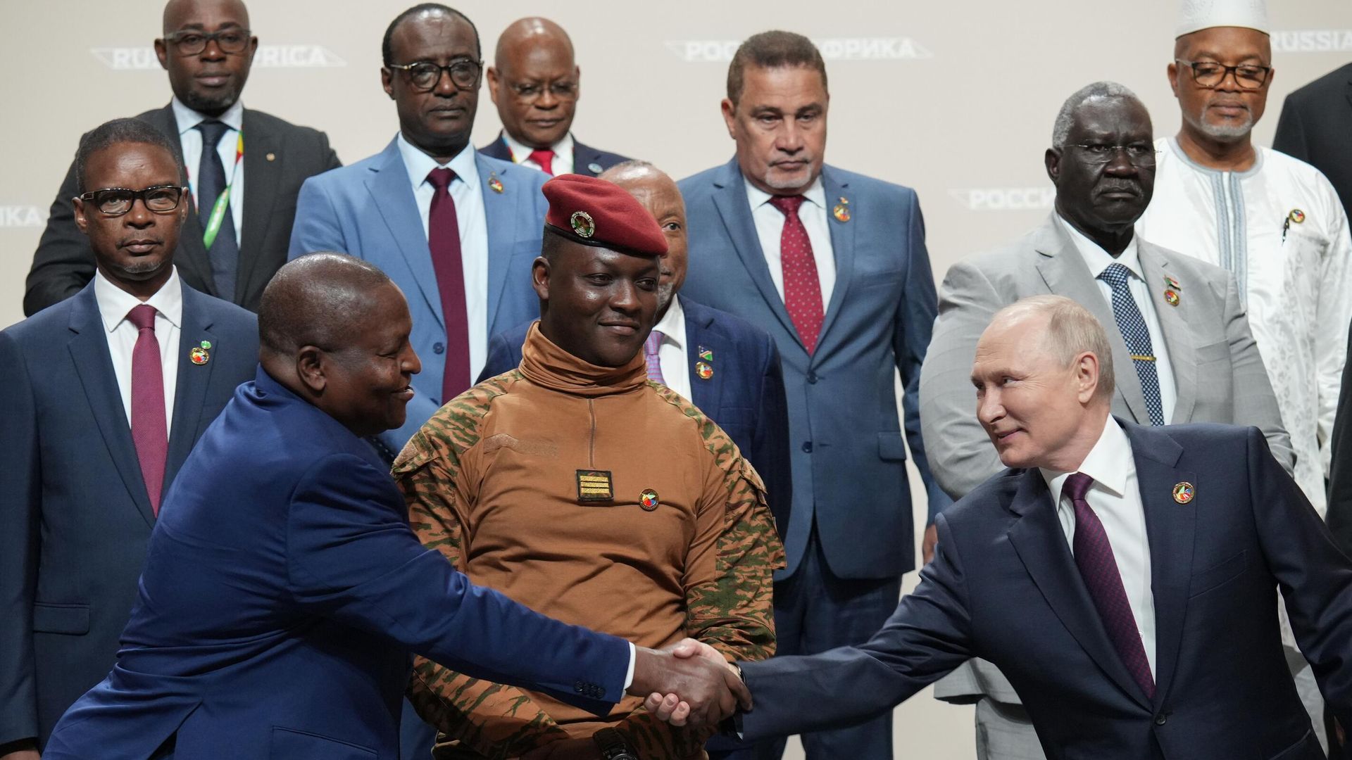Президент РФ Владимир Путин во время совместного фотографирования с главами делегаций — участниками II саммита Россия — Африка в Санкт-Петербурге Президент РФ Владимир Путин во время совместного фотографирования с главами делегаций — участниками II саммита Россия — Африка в Санкт-Петербурге - РИА Новости, 1920, 28.07.2023