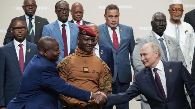 Президент РФ Владимир Путин во время совместного фотографирования с главами делегаций - участниками II Саммита Россия - Африка в Санкт-Петербурге