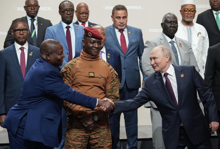 Президент РФ Владимир Путин во время совместного фотографирования с главами делегаций - участниками II Саммита Россия - Африка в Санкт-Петербурге