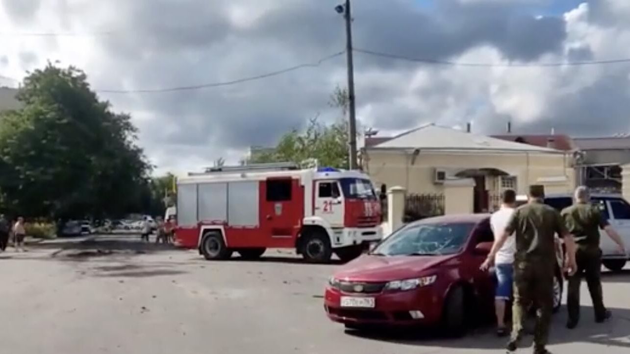 Автомобиль МЧС на улице Таганрога после взрыва Автомобиль МЧС на улице Таганрога после взрыва - РИА Новости, 1920, 28.07.2023