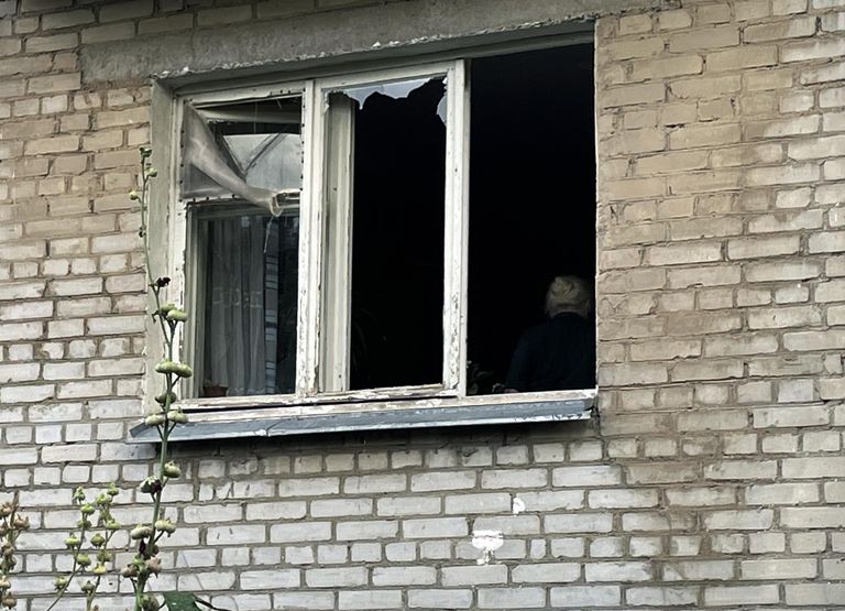 Выбитые в результате взрыва стекла в окнах жилого дома на одной из улиц Таганрога Выбитые в результате взрыва стекла в окнах жилого дома на одной из улиц Таганрога