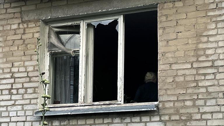 Выбитые в результате взрыва стекла в окнах жилого дома на одной из улиц Таганрога Выбитые в результате взрыва стекла в окнах жилого дома на одной из улиц Таганрога