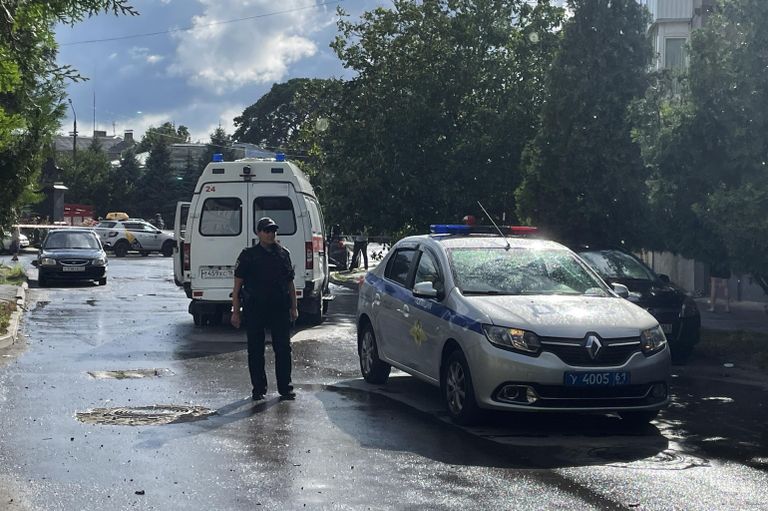 Сотрудники полиции и скорой помощи неподалеку от места взрыва в Таганроге Сотрудники полиции и скорой помощи неподалеку от места взрыва в Таганроге