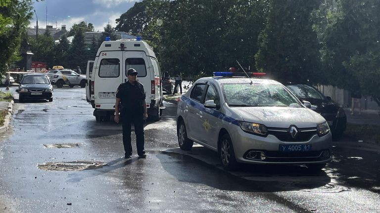 Сотрудники полиции и скорой помощи неподалеку от места взрыва в Таганроге Сотрудники полиции и скорой помощи неподалеку от места взрыва в Таганроге
