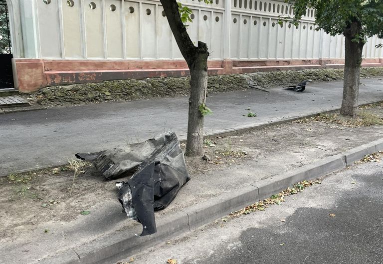 Фрагмент переоборудованной в ударный вариант зенитной ракетой комплекса ПВО С-200 ВСУ на одной из улиц Таганрога Фрагмент переоборудованной в ударный вариант зенитной ракетой комплекса ПВО С-200 ВСУ на одной из улиц Таганрога