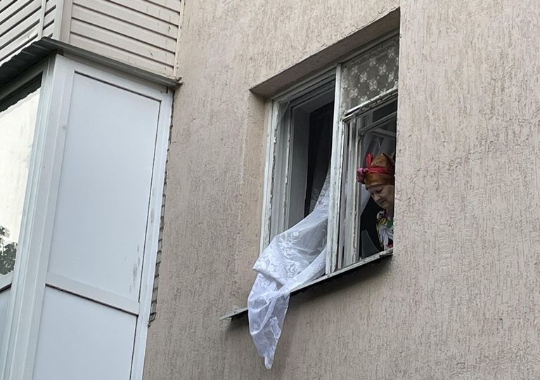 Женщина в окне жилого дома на одной из улиц Таганрога, стекла которого выбило после взрыва Женщина в окне жилого дома на одной из улиц Таганрога, стекла которого выбило после взрыва