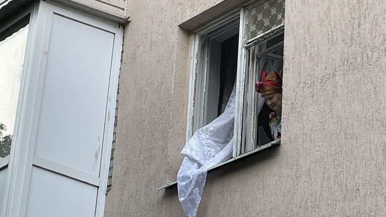 Женщина в окне жилого дома на одной из улиц Таганрога, стекла которого выбило после взрыва Женщина в окне жилого дома на одной из улиц Таганрога, стекла которого выбило после взрыва