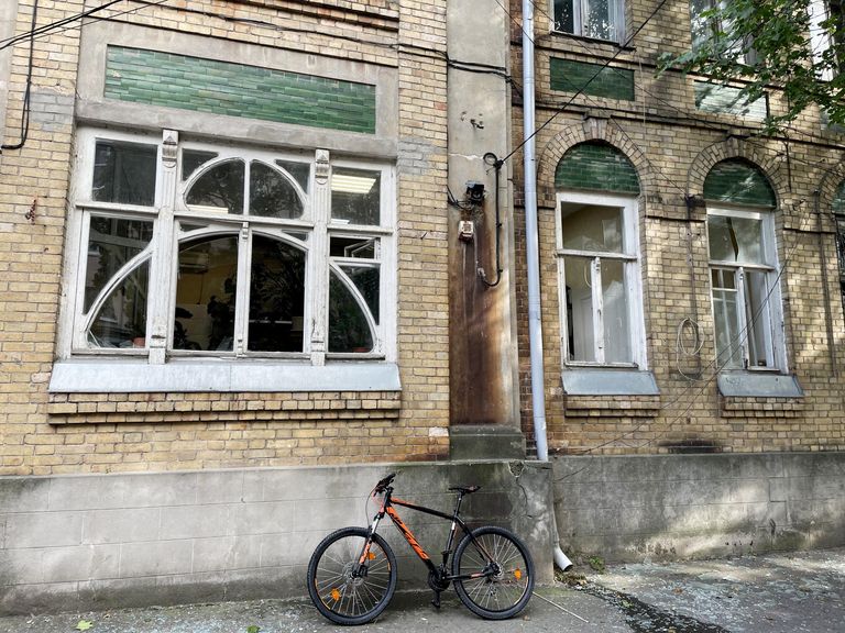 Выбитые в результате взрыва стекла в окнах жилого дома на одной из улиц Таганрога Выбитые в результате взрыва стекла в окнах жилого дома на одной из улиц Таганрога