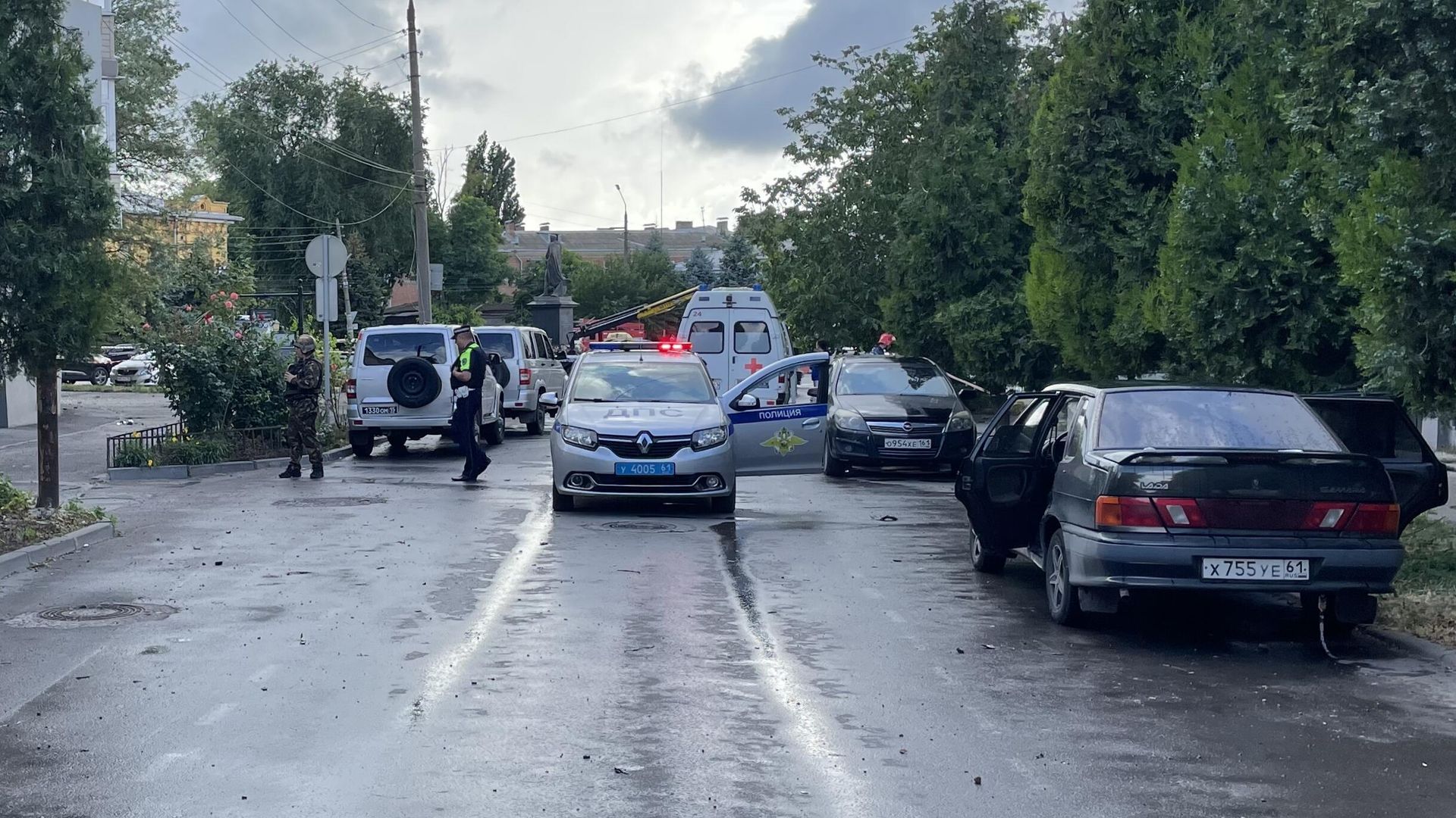 Сотрудники полиции и скорой помощи неподалеку от места взрыва в Таганроге Сотрудники полиции и скорой помощи неподалеку от места взрыва в Таганроге - РИА Новости, 1920, 28.07.2023