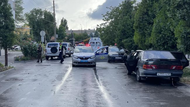 Сотрудники полиции и скорой помощи неподалеку от места взрыва в Таганроге