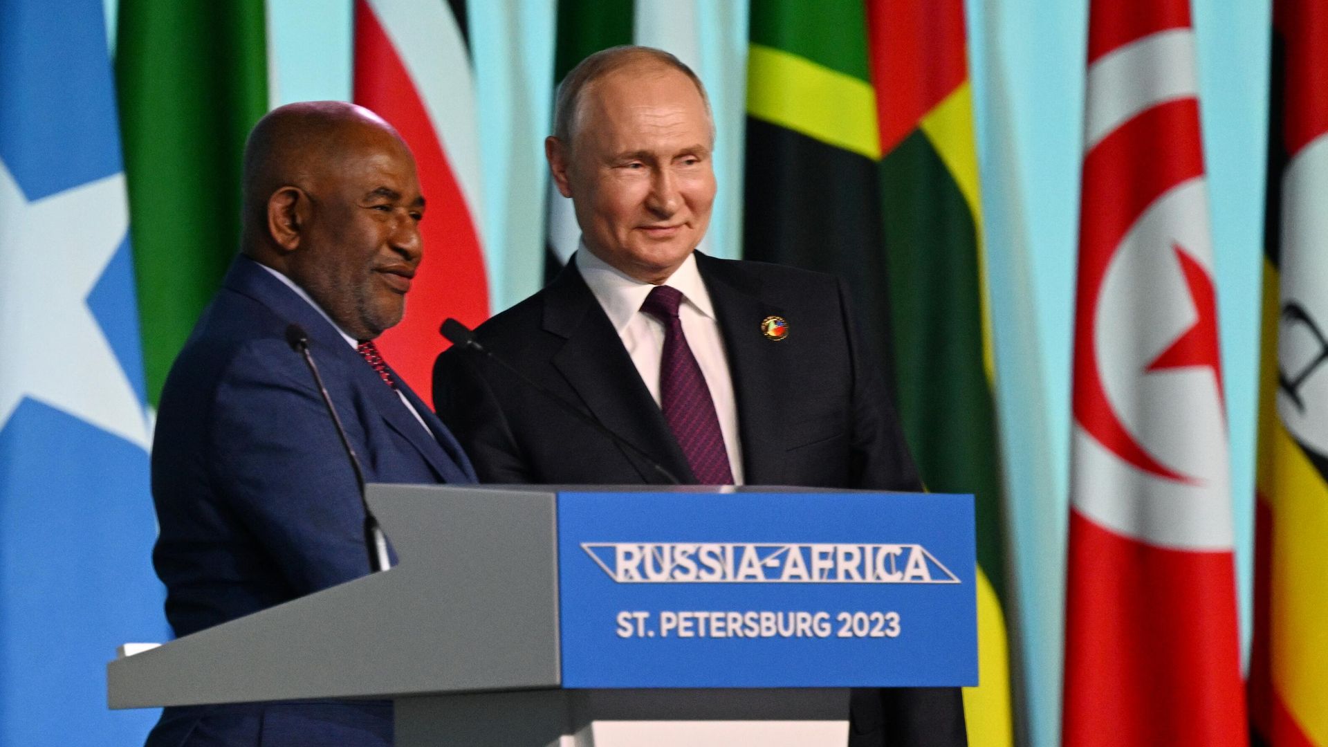 Президент РФ Владимир Путин и председатель Африканского союза, президент Союза Коморских островов Азали Ассумани выступают с заявлением для СМИ по итогам II Саммита Россия - Африка Президент РФ Владимир Путин и председатель Африканского союза, президент Союза Коморских островов Азали Ассумани выступают с заявлением для СМИ по итогам II Саммита Россия - Африка - РИА Новости, 1920, 28.07.2023