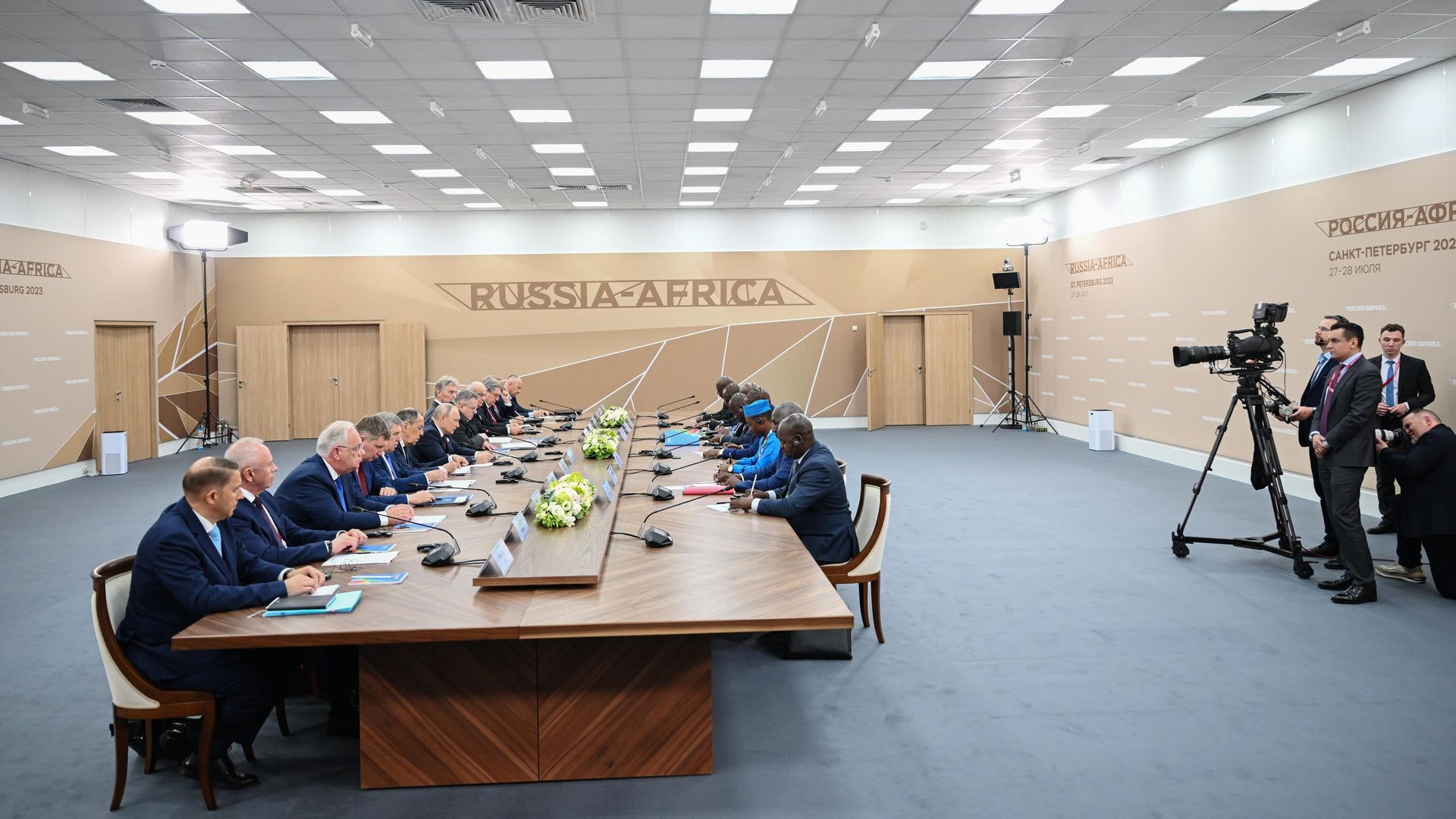 Президент РФ Владимир Путин и президент Центральноафриканской Республики Фостен Арканж Туадера проводят встречу на полях II Саммита Россия - Африка Президент РФ Владимир Путин и президент Центральноафриканской Республики Фостен Арканж Туадера проводят встречу на полях II Саммита Россия - Африка - РИА Новости, 1920, 28.07.2023