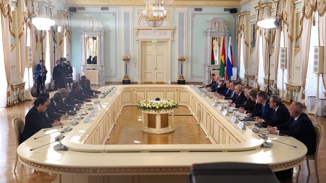 Президент РФ Владимир Путин и президент Гвинеи-Бисау, председатель Экономического сообщества стран Западной Африки Умару Сисоку Эмбало во время встречи