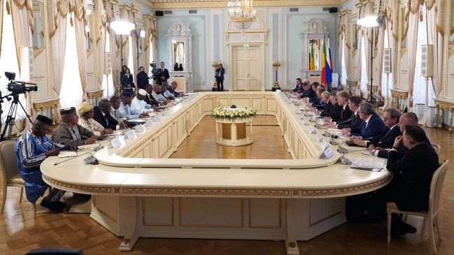 Президент РФ Владимир Путин и президент переходного периода Мали Ассими Гойта во время встречи