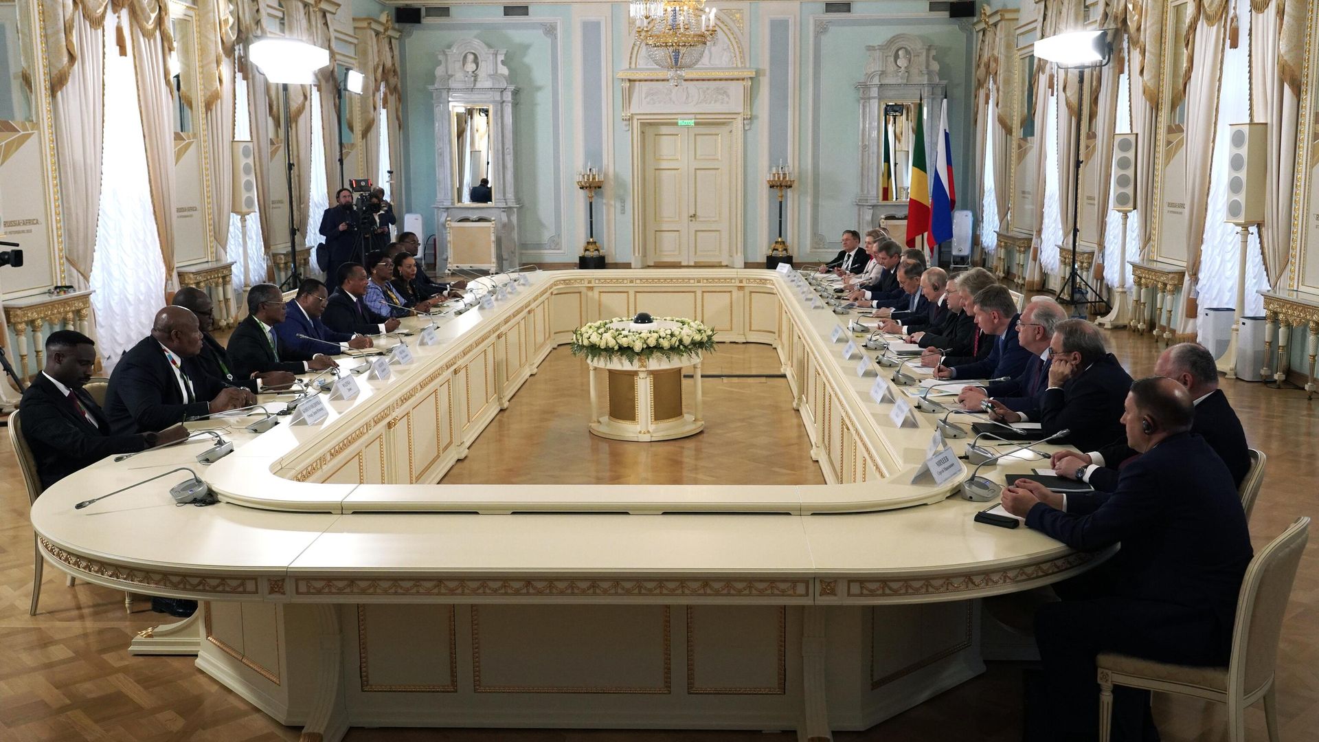 Президент РФ Владимир Путин и президент Республики Конго Дени Сассу-Нгессо во время встречи Президент РФ Владимир Путин и президент Республики Конго Дени Сассу-Нгессо во время встречи - РИА Новости, 1920, 29.07.2023