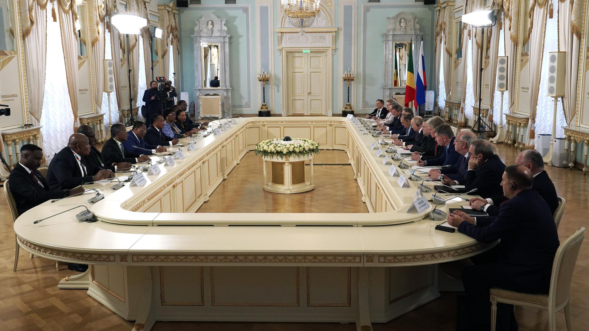 Президент РФ Владимир Путин и президент Республики Конго Дени Сассу-Нгессо во время встречи Президент РФ Владимир Путин и президент Республики Конго Дени Сассу-Нгессо во время встречи - РИА Новости, 1920, 29.07.2023