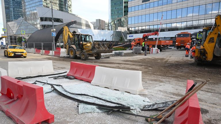 Разбитые стекла у здания делового центра Москва-сити, поврежденного в результате попытки атаки украинских беспилотников Разбитые стекла у здания делового центра Москва-сити, поврежденного в результате попытки атаки украинских беспилотников