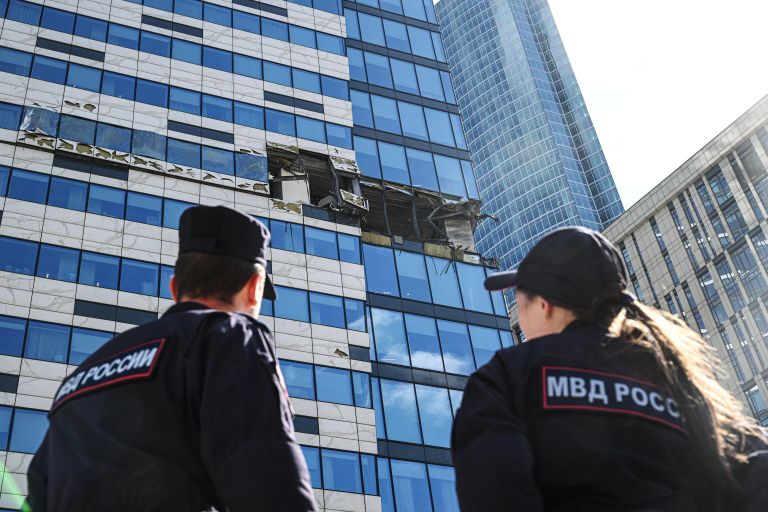 Сотрудники полиции у поврежденного здания делового центра Москва-сити Сотрудники полиции у поврежденного здания делового центра Москва-сити