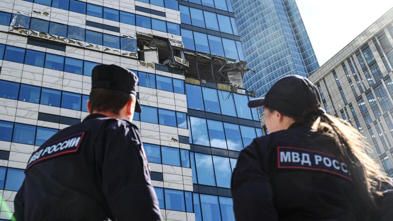 Сотрудники полиции у поврежденного здания делового центра Москва-сити Сотрудники полиции у поврежденного здания делового центра Москва-сити