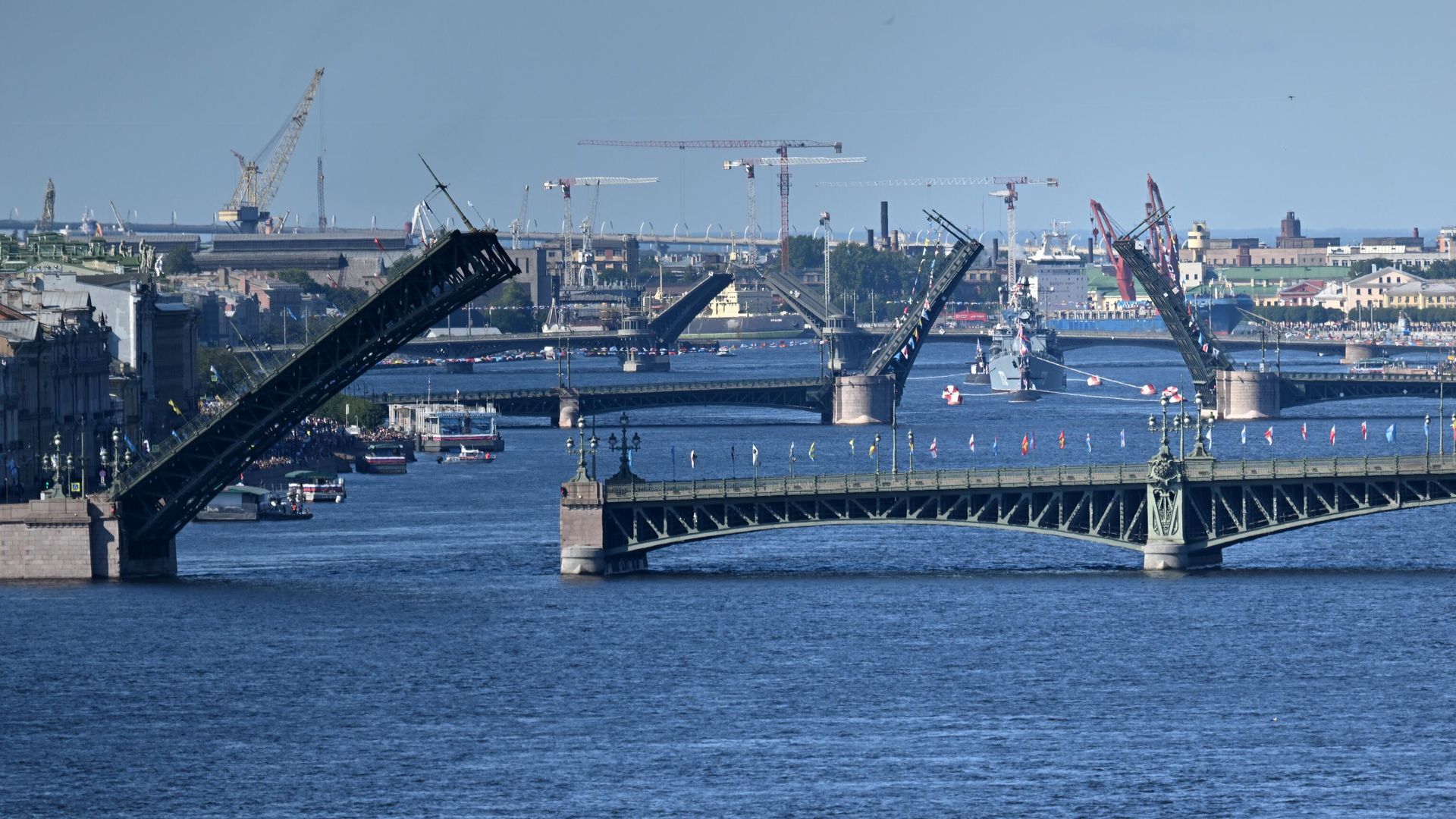 Разведенные мосты на Неве перед началом Главного военно-морского парада в честь Дня ВМФ РФ в Санкт-Петербурге Разведенные мосты на Неве перед началом Главного военно-морского парада в честь Дня ВМФ РФ в Санкт-Петербурге - РИА Новости, 1920, 22.07.2024
