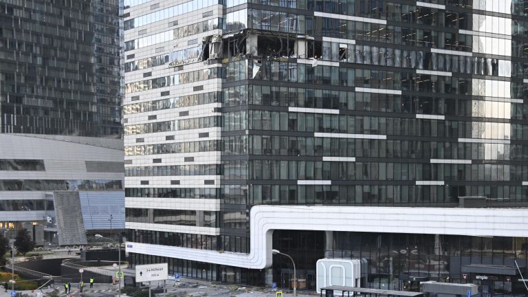 Здание делового центра Москва-сити, поврежденное в результате попытки атаки украинских беспилотников Здание делового центра Москва-сити, поврежденное в результате попытки атаки украинских беспилотников
