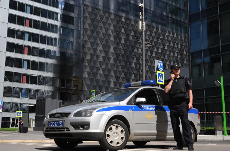Сотрудник полиции у здания делового центра Москва-сити, поврежденного в результате попытки атаки украинских беспилотников Сотрудник полиции у здания делового центра Москва-сити, поврежденного в результате попытки атаки украинских беспилотников