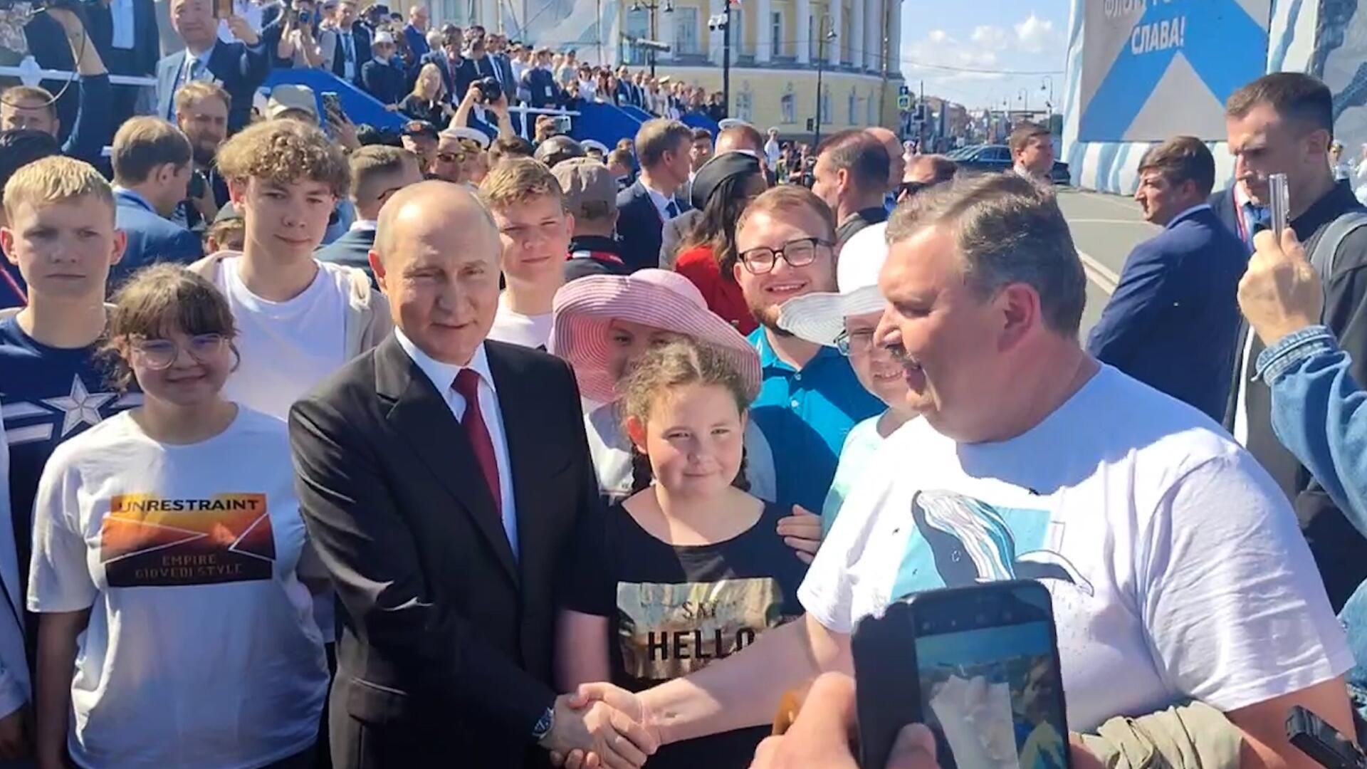 Встреча Путина с многодетной семьей из Магадана на параде ВМФ России Встреча Путина с многодетной семьей из Магадана на параде ВМФ России - РИА Новости, 1920, 30.07.2023