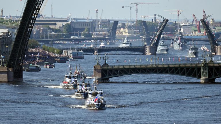 Катера специального назначения проекта 21980 Грачонок на Главном военно-морском параде в честь Дня ВМФ РФ в Санкт-Петербурге